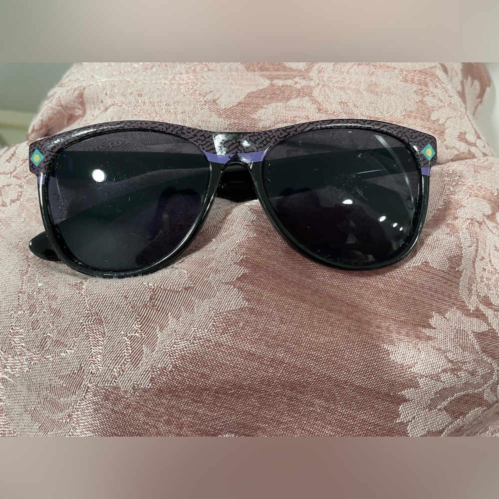 Vintage 1980s colorful colorblock black and purple sunglasses